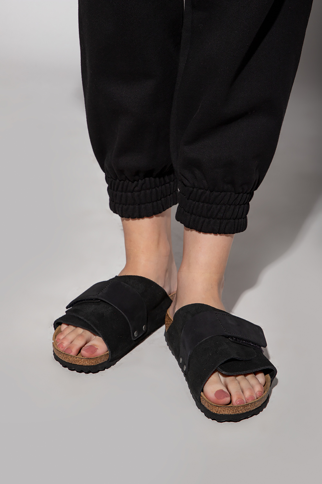 Black best sale birkenstock slides